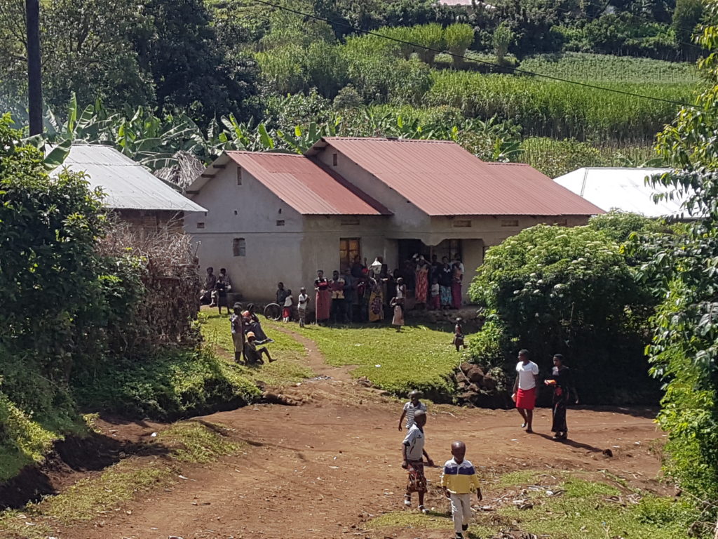 Dorfleben in Uganda während unseres Uganda Urlaubs